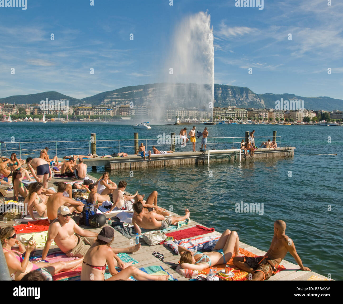 La gente descansando en Bains des Paquis, sobre el lago de Ginebra, Jet d  Eau con Fotografía de stock - Alamy