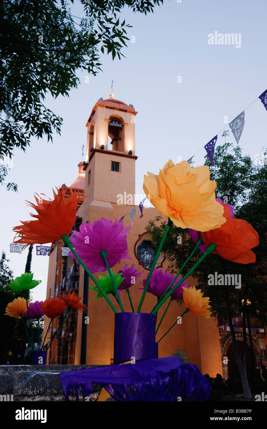 Flores de papel delante de la Iglesia de San Juan de Dios, San Miguel de  Allende, Guanajuato, México Fotografía de stock - Alamy