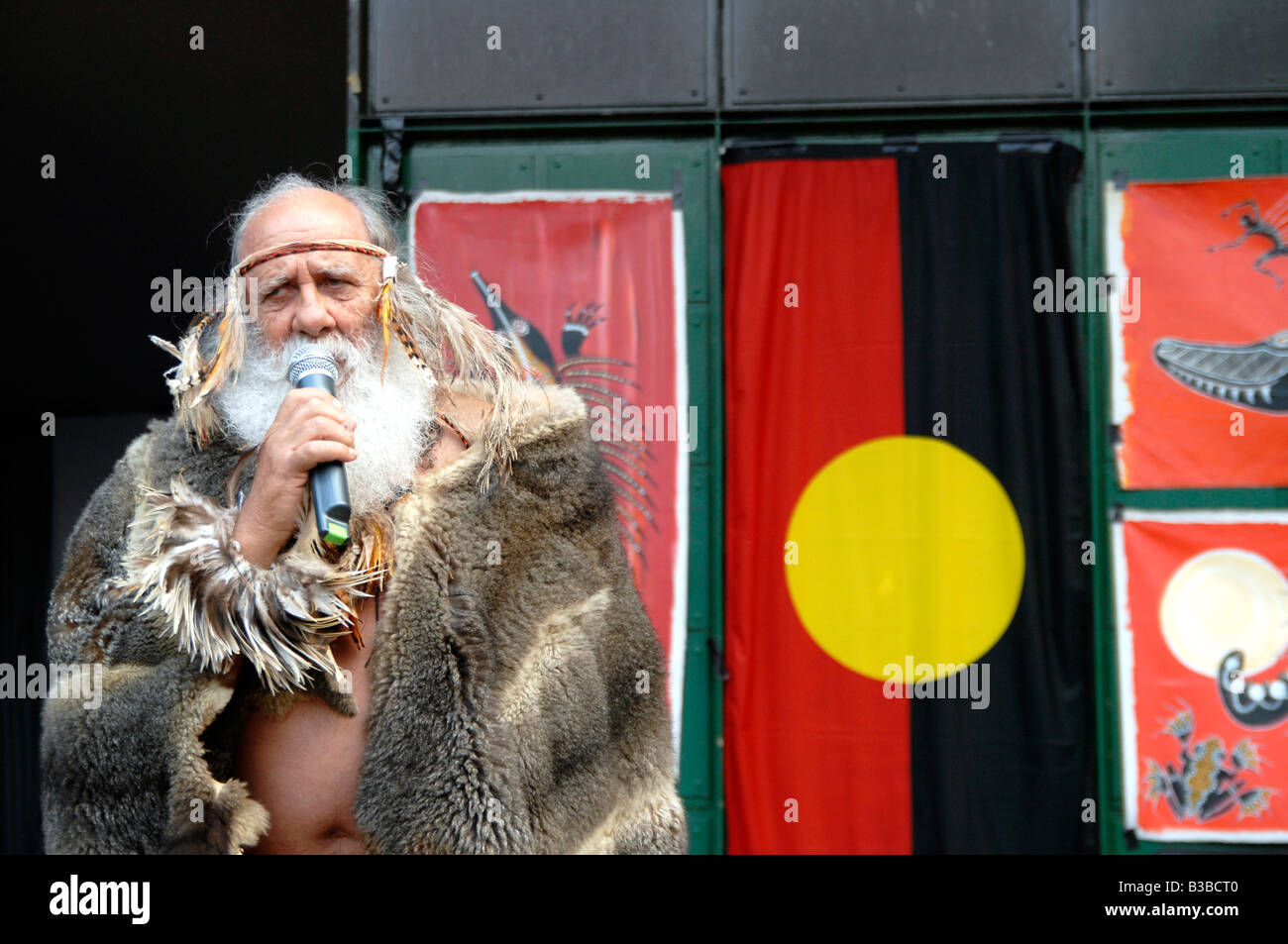 Francis Firebrace un artista aborigen, narrador y activista político, habla en un triste conmemoración en Londres, Reino Unido Foto de stock