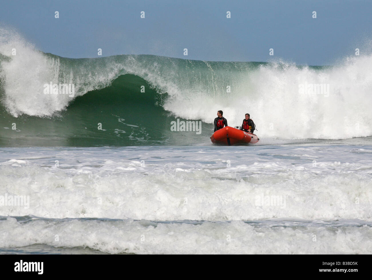 RNLI salvavidas en un bote de rescate en el mar embravecido off Santa Inés, Cornualles, en el REINO UNIDO Foto de stock