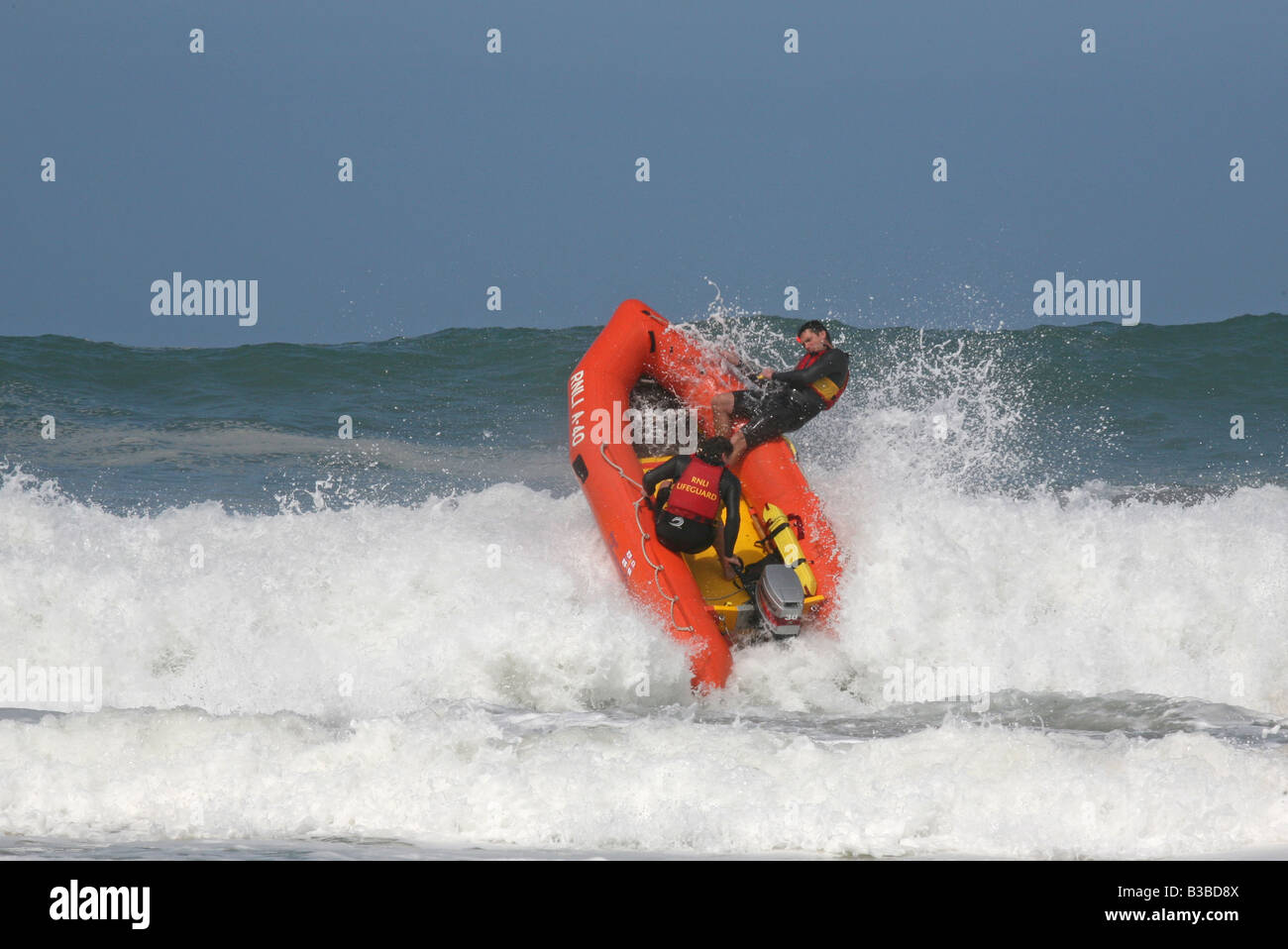 RNLI salvavidas en un bote de rescate en el mar embravecido off Santa Inés, Cornualles, en el REINO UNIDO Foto de stock