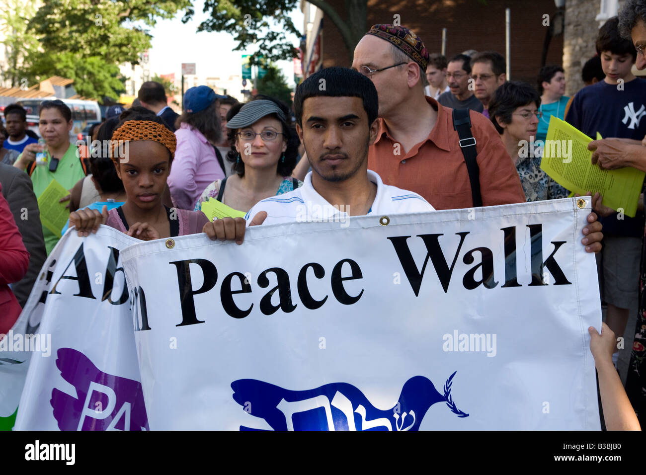 Los participantes en una marcha por la paz interreligiosa anual en la sección Flatbush de Brooklyn, Nueva York Foto de stock