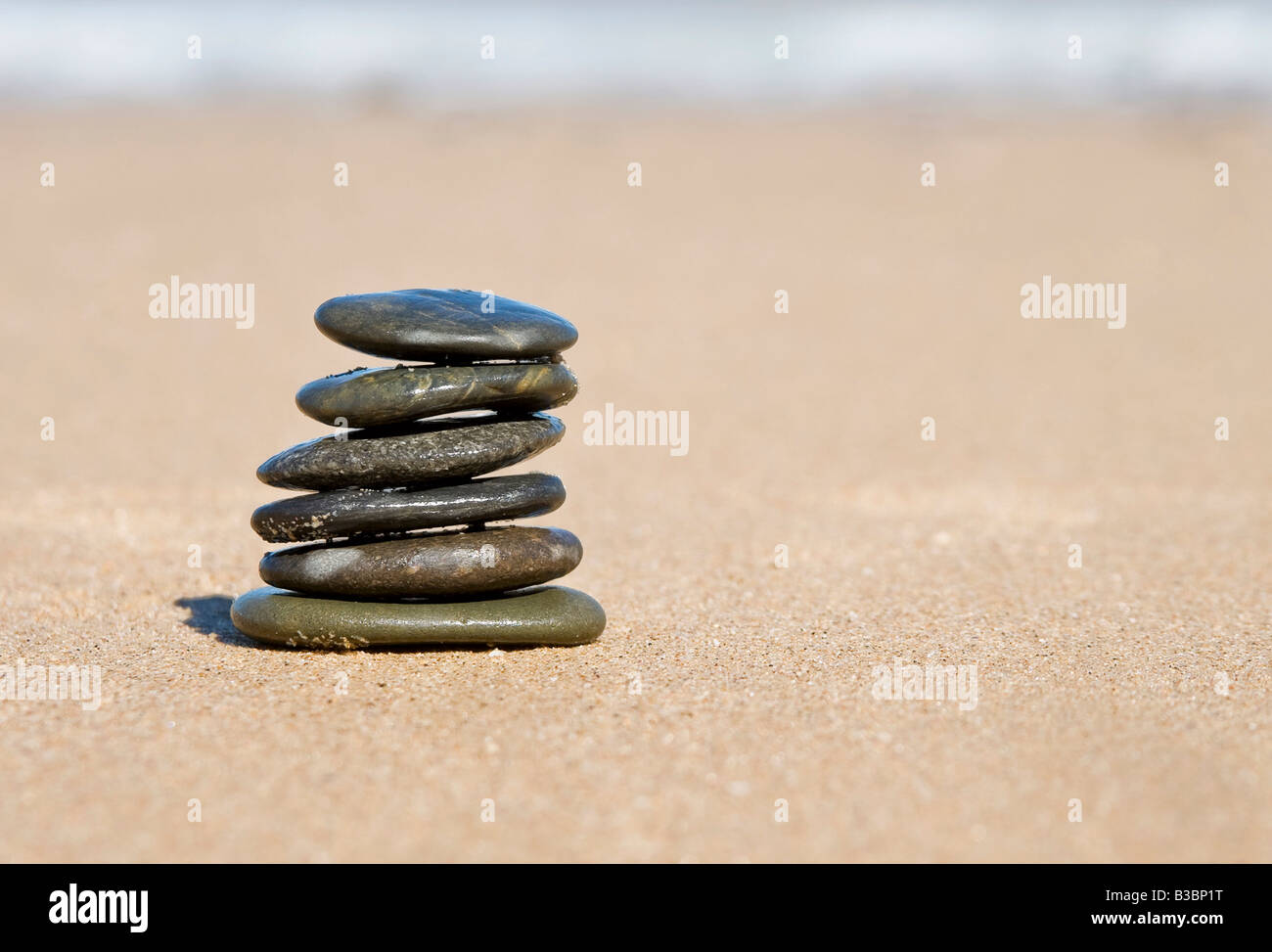 Equilibrio de bonitas piedras que representan la estabilidad y el equilibrio Foto de stock