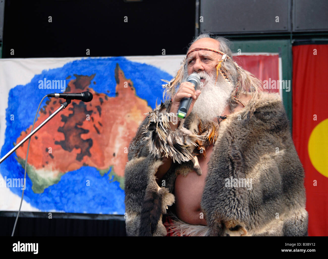 Francis Firebrace un artista aborigen, narrador y activista político, habla en un triste conmemoración en Londres, Reino Unido Foto de stock