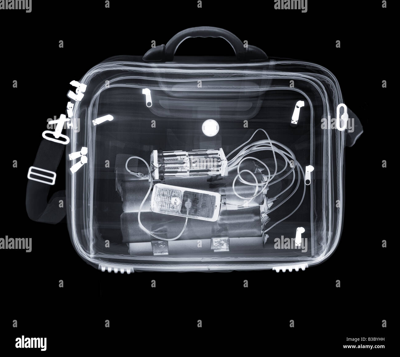 Radiografía de una bolsa que contiene una bomba Foto de stock
