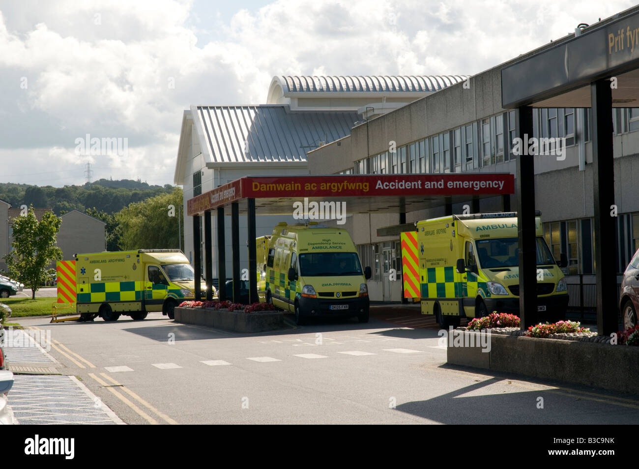 Ambulancia estacionada fuera del departamento de accidentes y urgencias en Ysbyty Glan Clwyd General Hospital NHS North Wales en Bodelwyddan Foto de stock