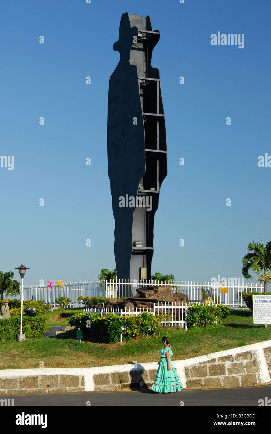 Mujer en traje folclórico en silueta monumento de Augusto César Sandino en la Loma de Tiscapa, Managua, capital de Nicaragua Foto de stock