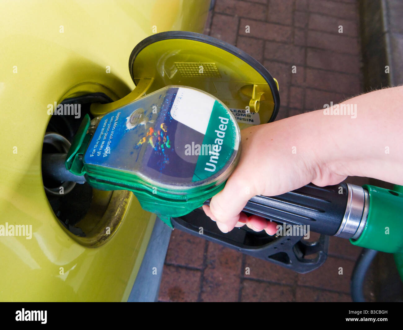 Llenar un coche en una bomba de gasolina sin plomo de Inglaterra Foto de stock