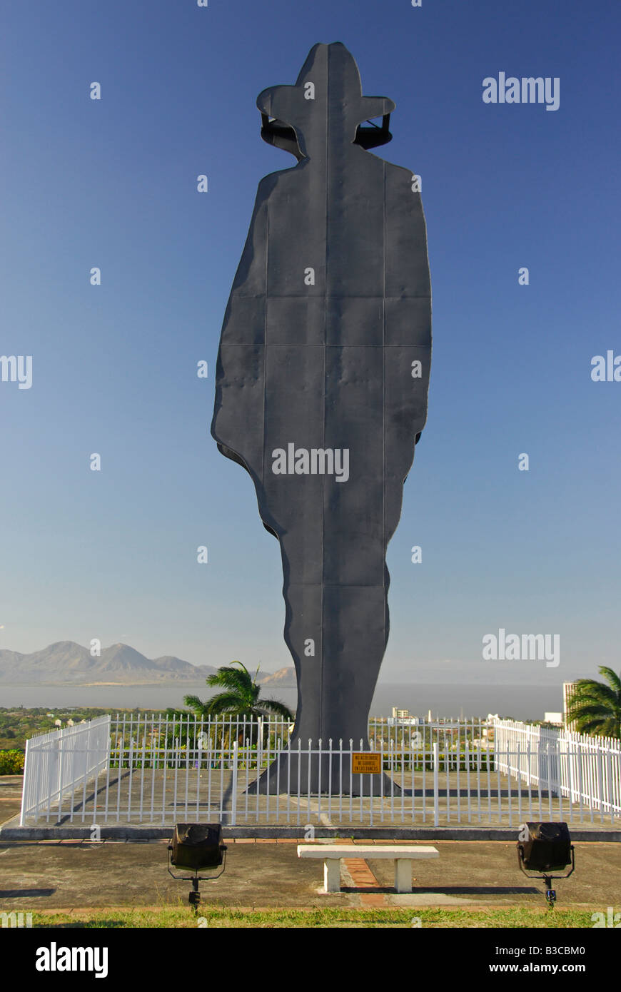 Silueta monumento de Augusto César Sandino en la Loma de Tiscapa, Managua, capital de Nicaragua, Centroamérica Foto de stock