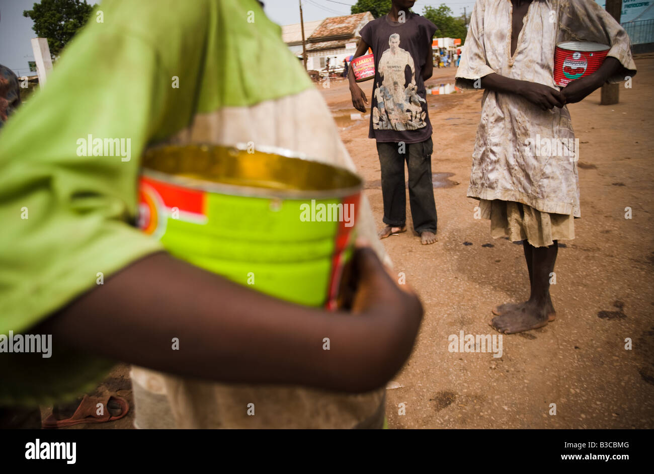 Jóvenes estudiantes de una escuela coránica a mendigar en las calles de Koungheul, Senegal Foto de stock