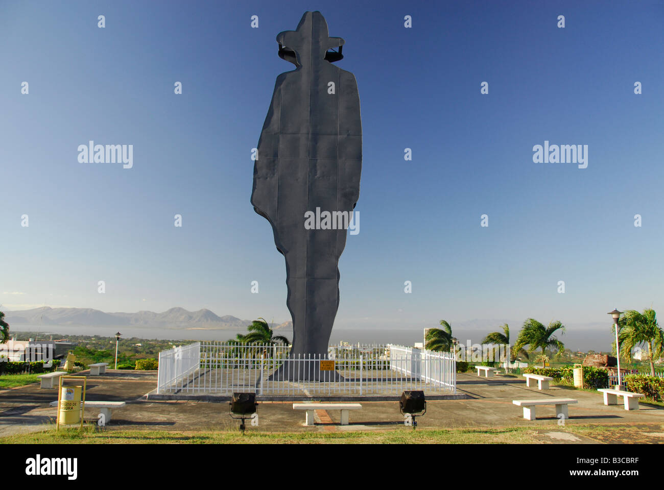 Silueta monumento de Augusto César Sandino en la Loma de Tiscapa, Managua, capital de Nicaragua, Centroamérica Foto de stock