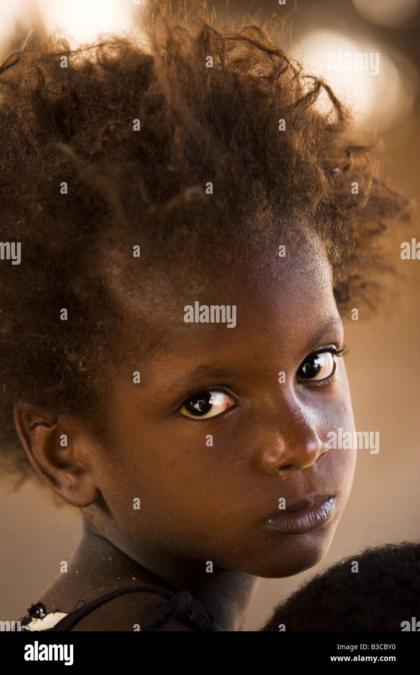 Chica en la aldea de Darou Hidjeratou, Senegal Foto de stock
