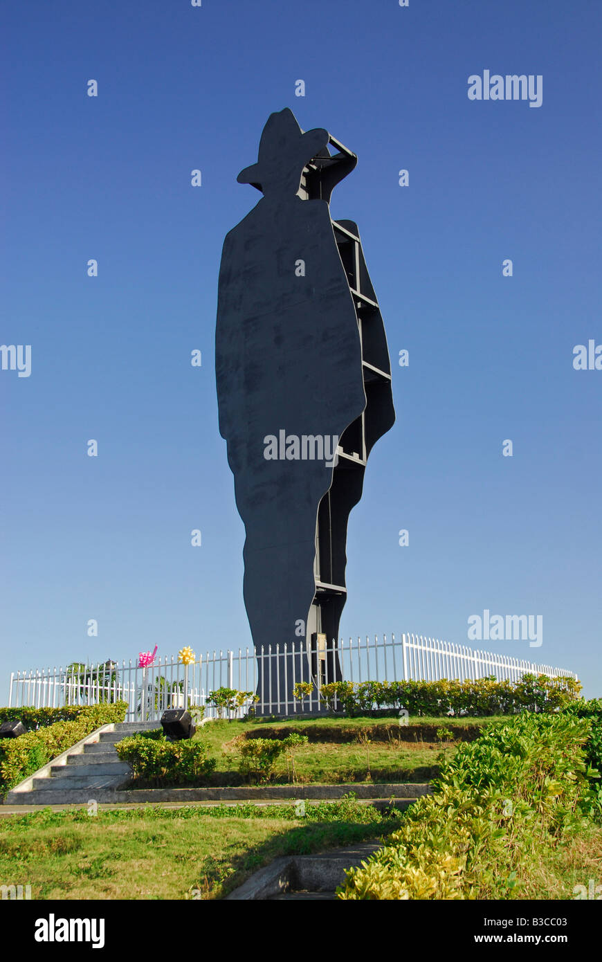 Silueta monumento de Augusto César Sandino en la Loma de Tiscapa, Managua, capital de Nicaragua, Centroamérica Foto de stock