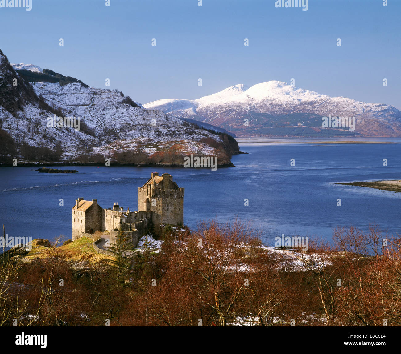 Castillo de Eilean Donan, Loch Duich, Escocia, en invierno, con la Isla de Skye en el fondo Foto de stock