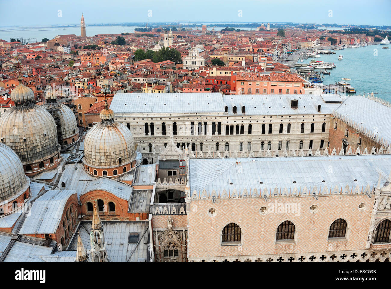 Basílica de San Marcos y el Palacio Doge, visto desde la parte superior del Campanile. La Plaza de San Marcos, en Venecia, Italia Foto de stock