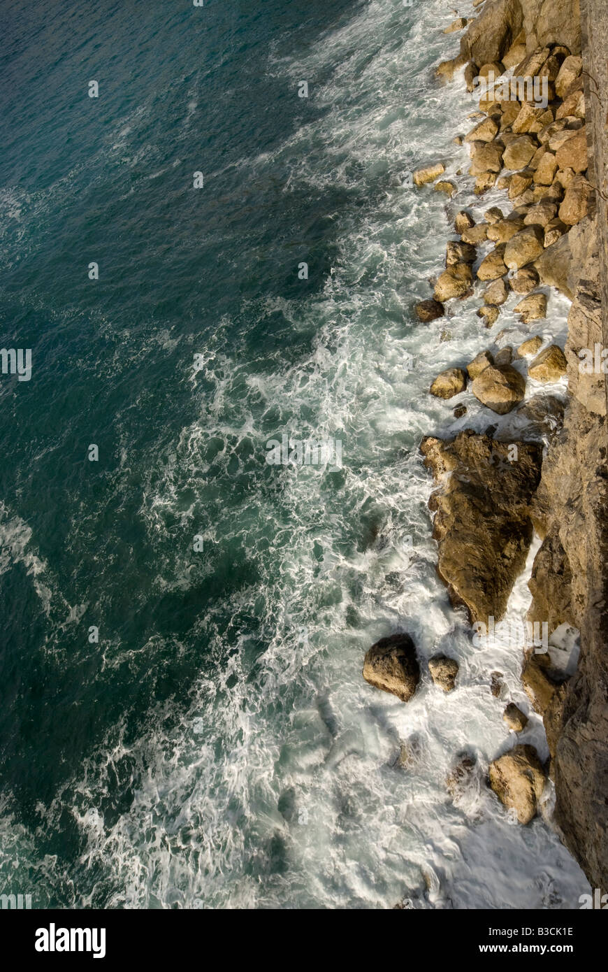 Frenado del mar contra la roca, Acantilado, Amalfi, Italia Foto de stock