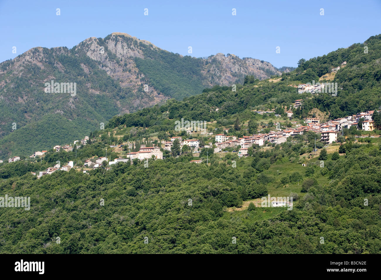Los Alpes Apuanos y pequeña comunidad Garfagnana Toscana Italia Foto de stock