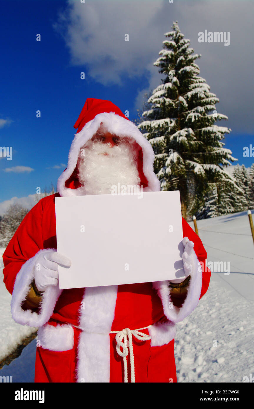 Santa Claus Papá Noel en un hermoso paisaje de invierno Foto de stock