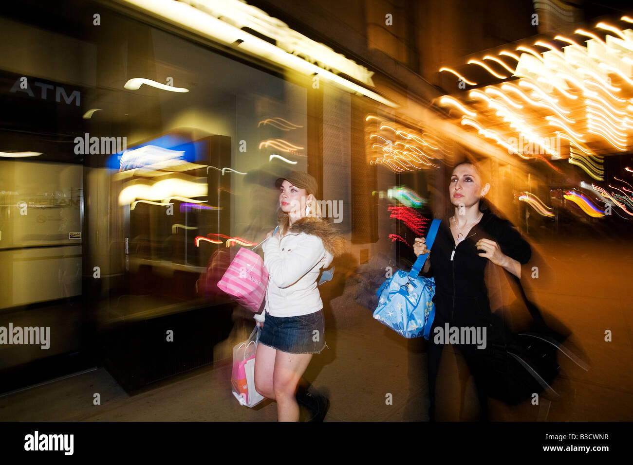 Las mujeres jóvenes llevando bolsas de la compra. Foto de stock