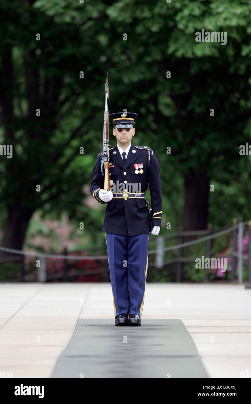 Soldado del Ejército estadounidense está de guardia en la tumba de los desconocidos, el Cementerio Nacional de Arlington Foto de stock