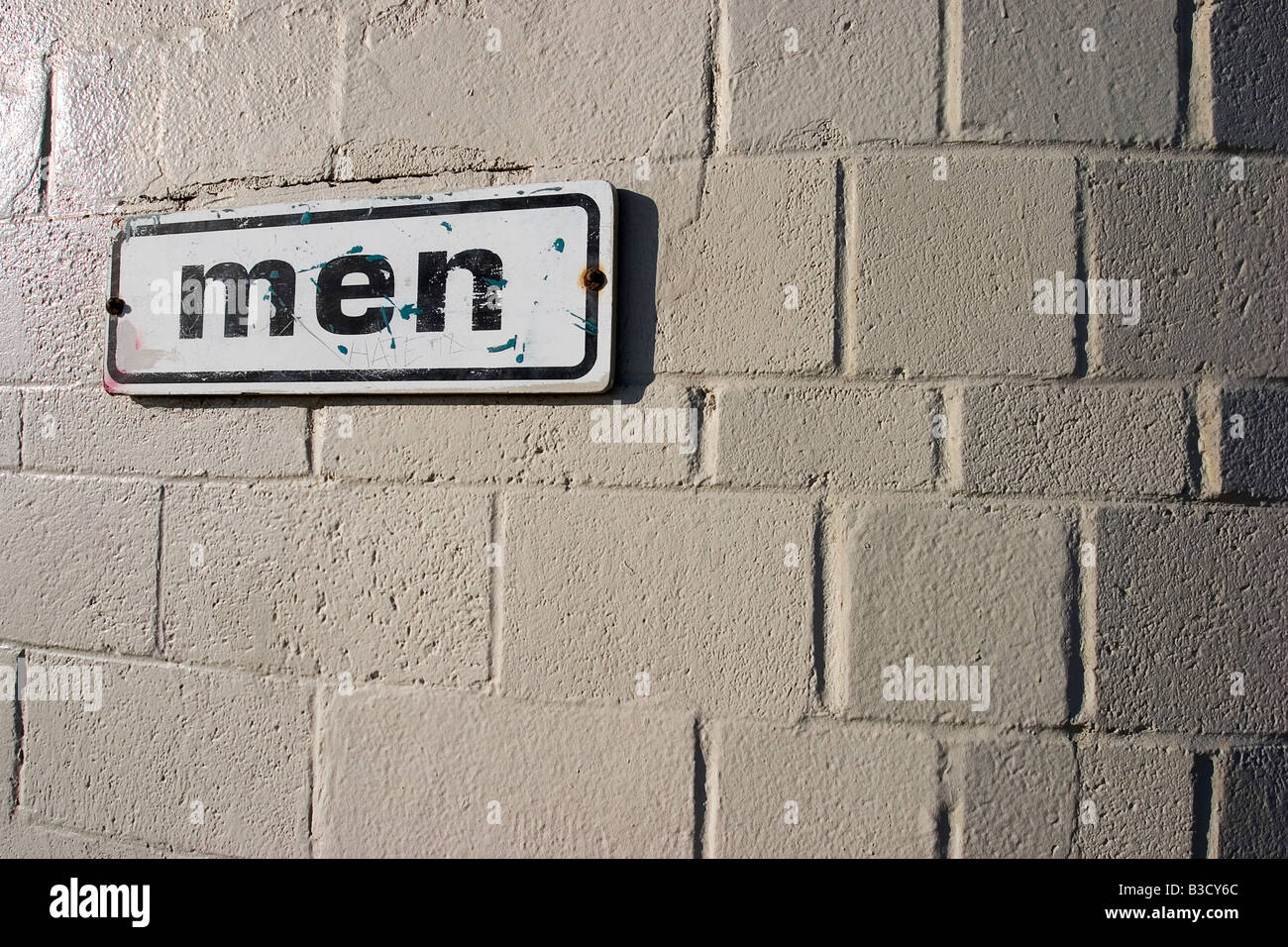 Signo de la información aparece en el muro de hormigón Foto de stock