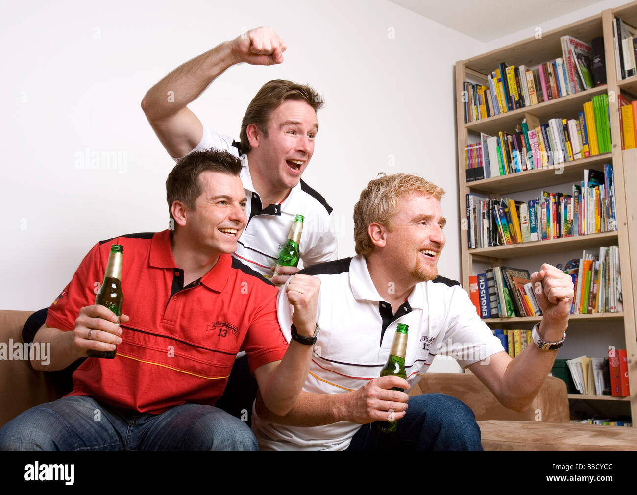 Los fanáticos del fútbol viendo partido de fútbol en la televisión ...