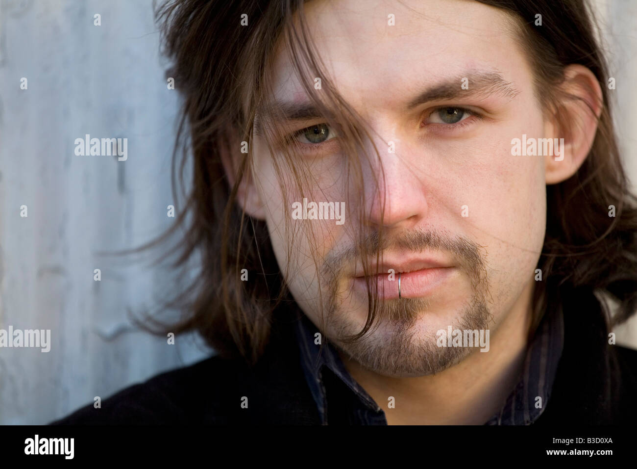 Joven con piercing de labio, Retrato Foto de stock