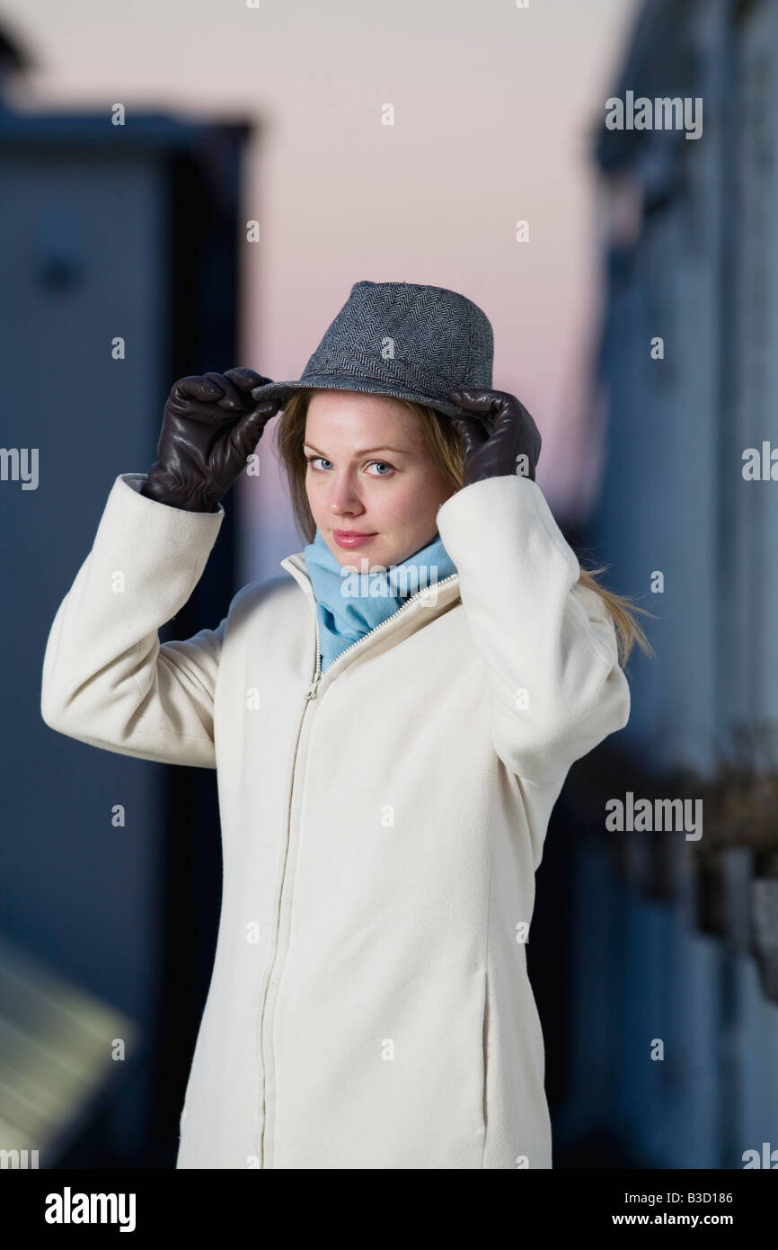 Mujer joven llevar sombrero, Retrato Foto de stock