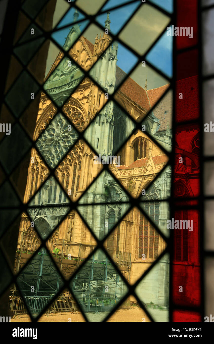 La catedral de Sens Francia Europa aunque la vidriera de la tesorería. Foto de stock