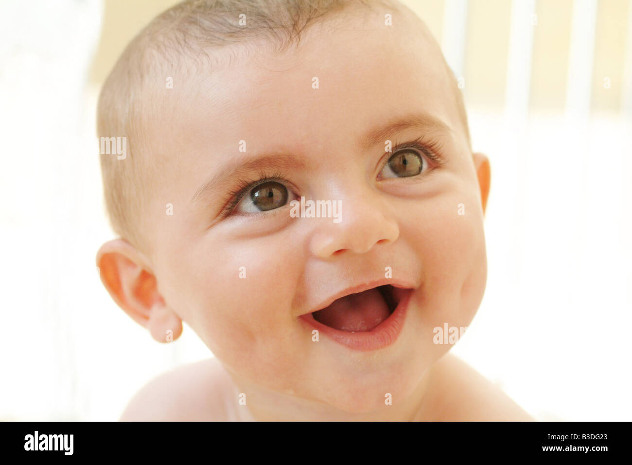 Un bebé feliz niño mirando hacia arriba Foto de stock