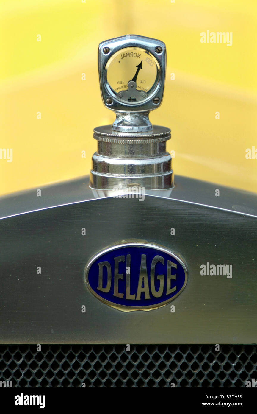 Vintage delage coche del depósito colector del radiador y termómetro  exterior Fotografía de stock - Alamy