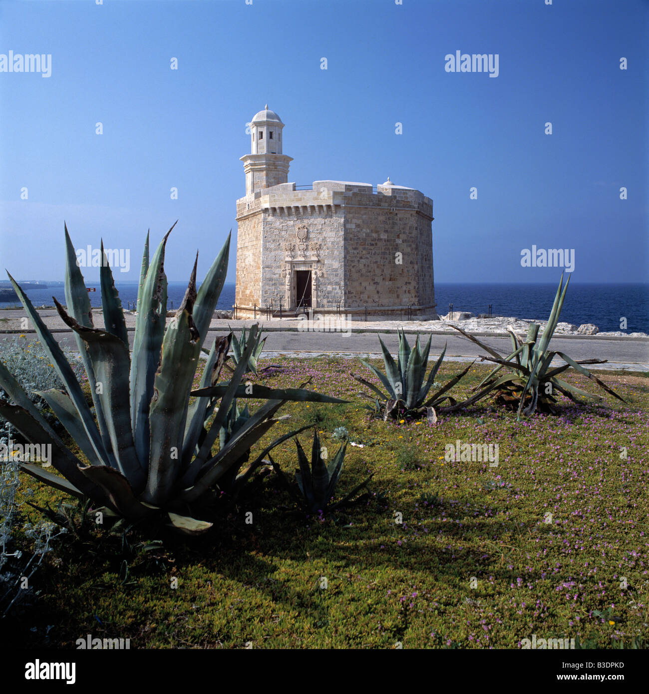 Soy Meeresufer Kastell Sant Nicolau, kleine Festung, exotische Gewaechse, Ciutadela, Menorca, Balearen Foto de stock