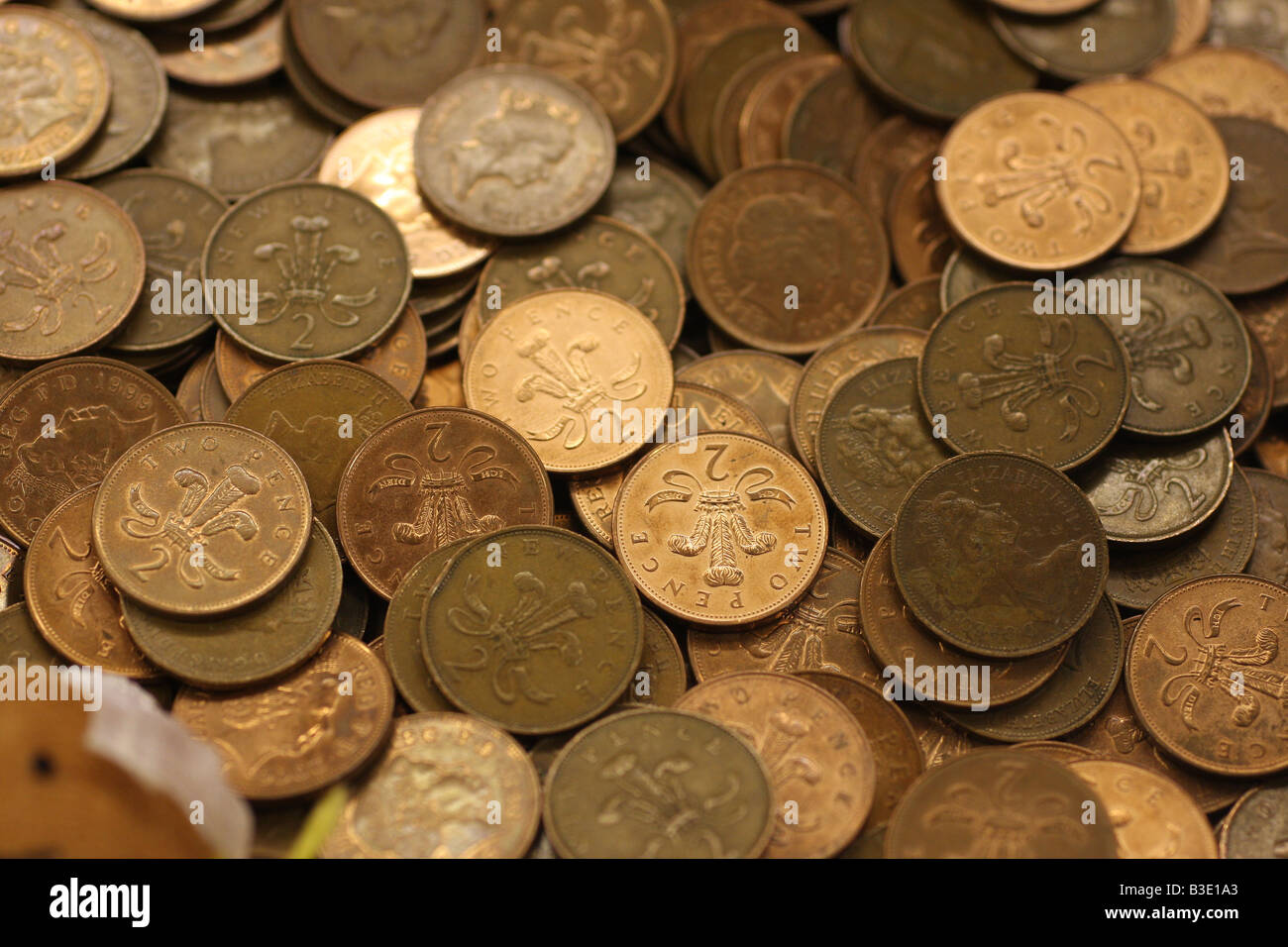 Dos peniques monedas dentro de una máquina en una diversión arcade en una ciudad de vacaciones. Foto de stock