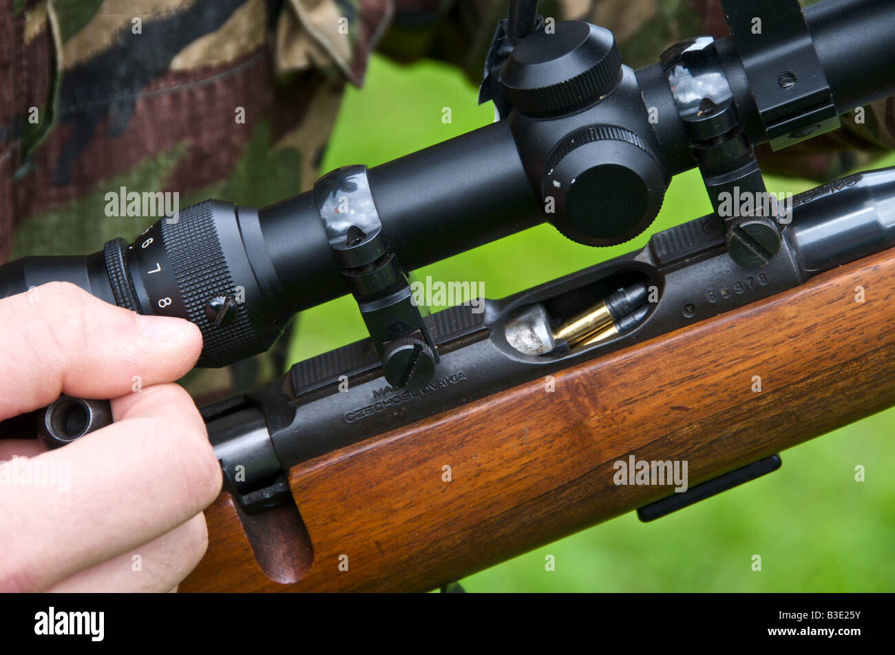 En la competencia de tiro, calibre 22 rifle de caza con alcance Fotografía  de stock - Alamy