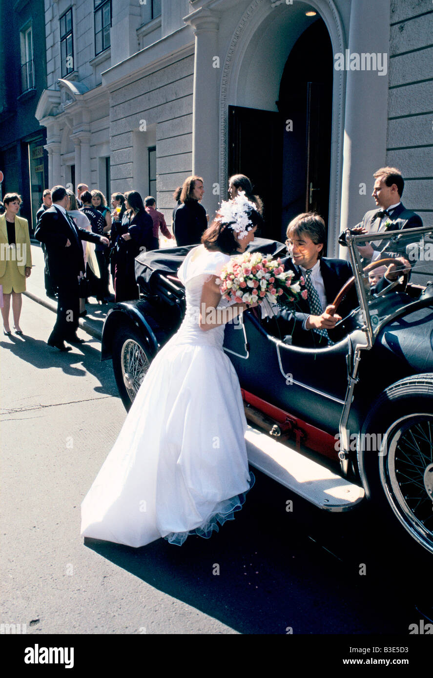 La novia y el novio con coches antiguos Foto de stock