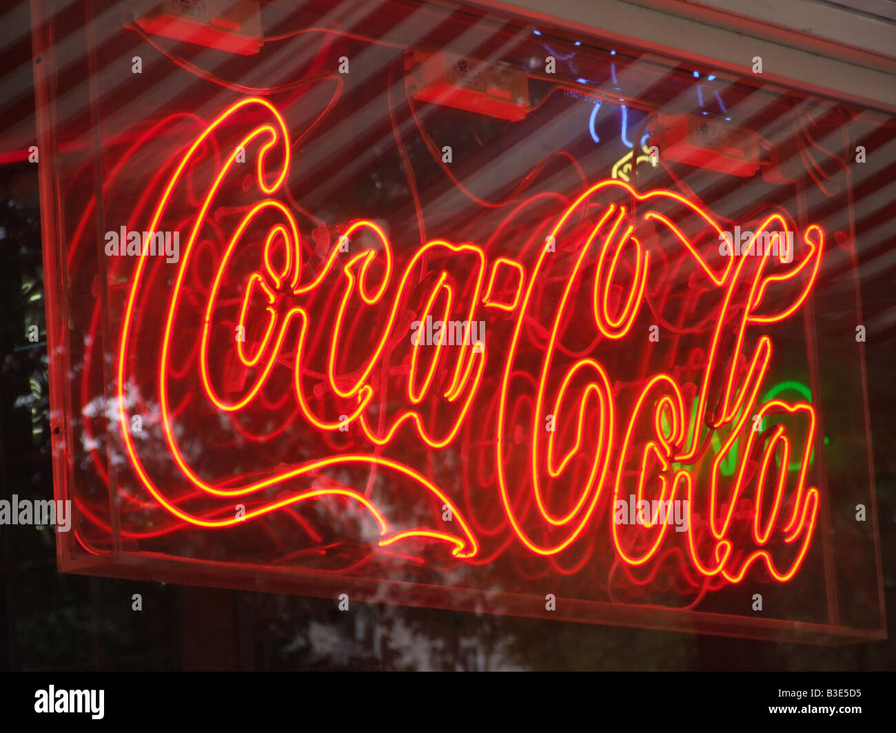 Iluminado cartel de neón de coca cola en el escaparate Fotografía de stock  - Alamy