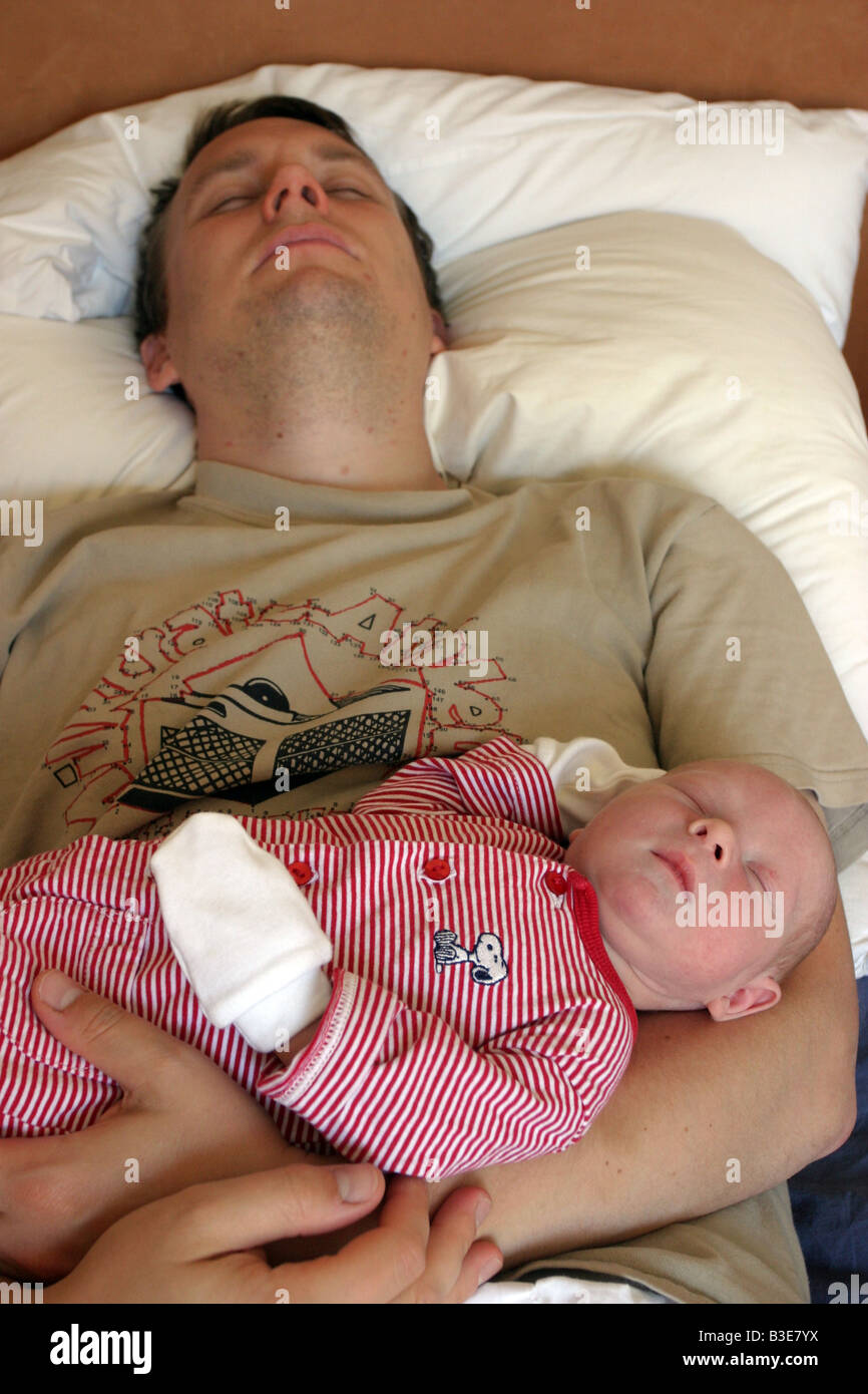 Bebe Recien Nacido Varon Y Padre Dormido Fotografia De Stock Alamy Bebe Recien Nacido Varon Y Padre Dormido Fotografia De Stock Alamy