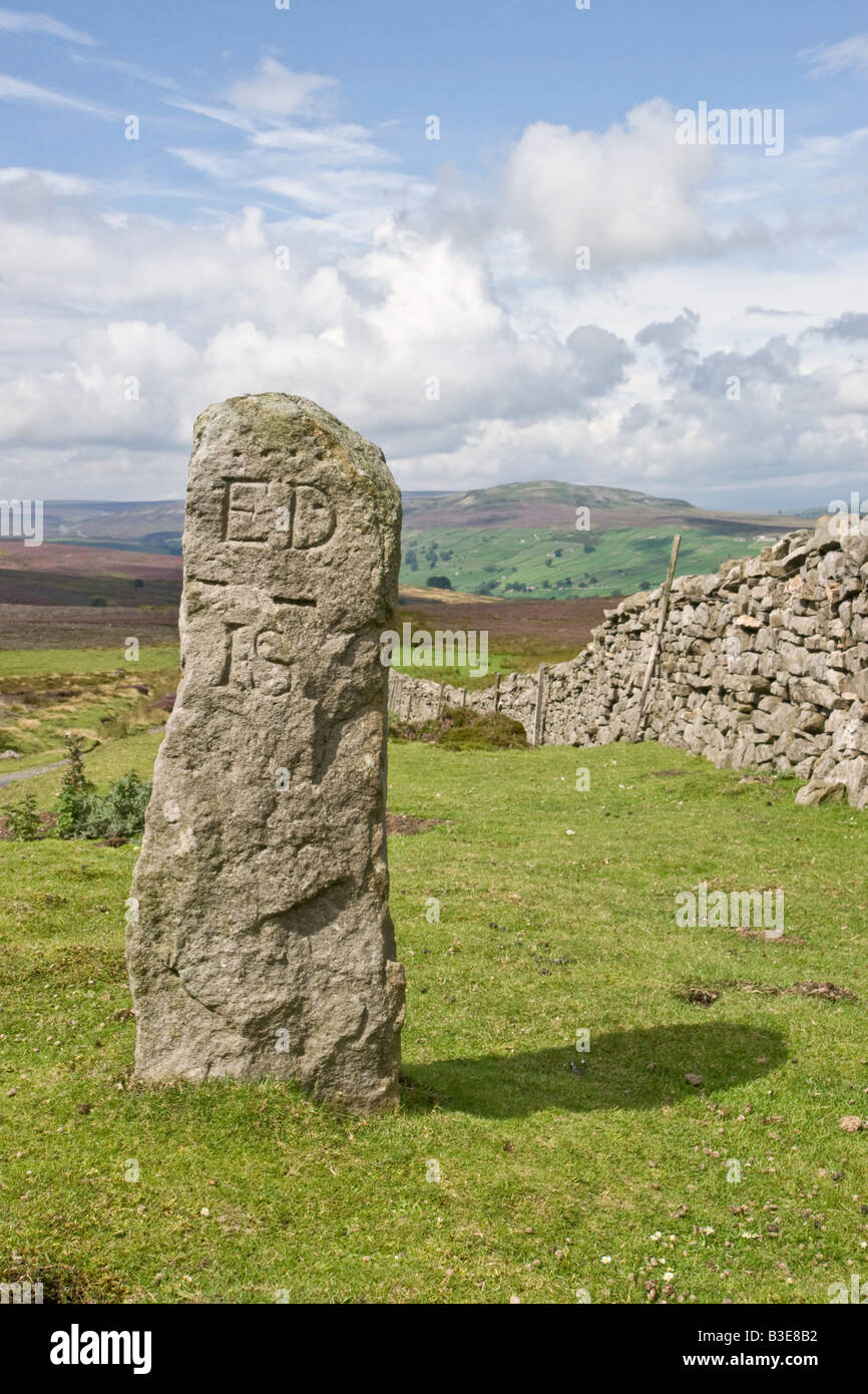 Una frontera vieja piedra sobre Grinton Moor, Swaledale, North Yorkshire Foto de stock