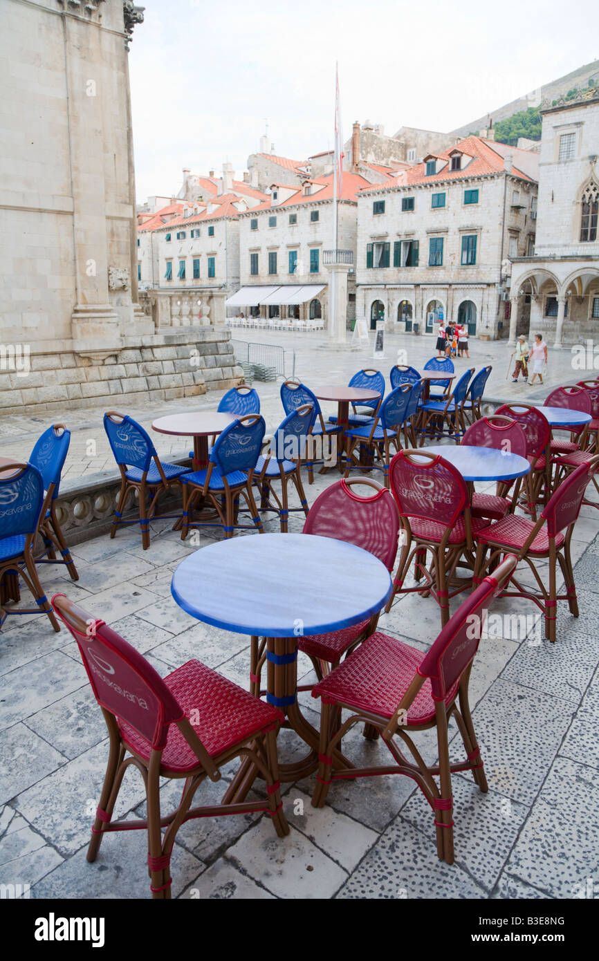Dubrovnik sillas de bar al aire libre cerca de la calle Stradun, aún vacía, temprano en la mañana Foto de stock