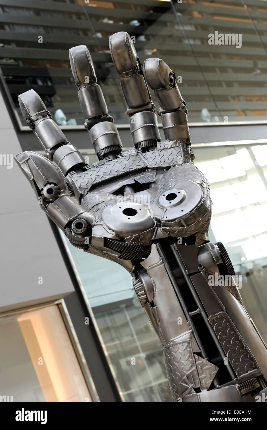 La escultura de la mano de acero inoxidable Fotografía de stock - Alamy