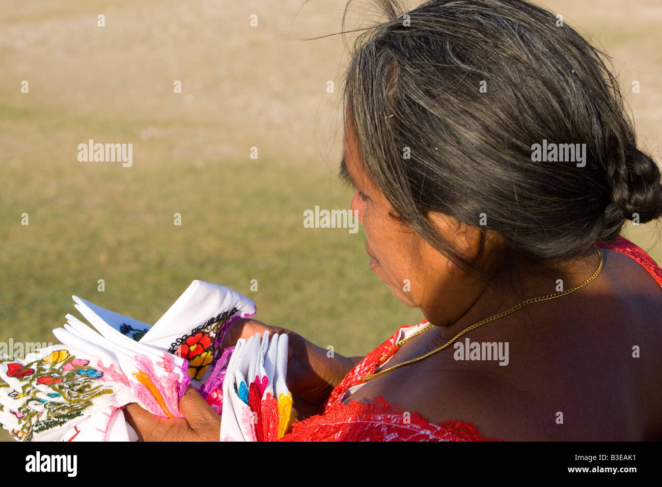 Una mujer maya en un huipil en Chichen Itza Mexico Foto de stock