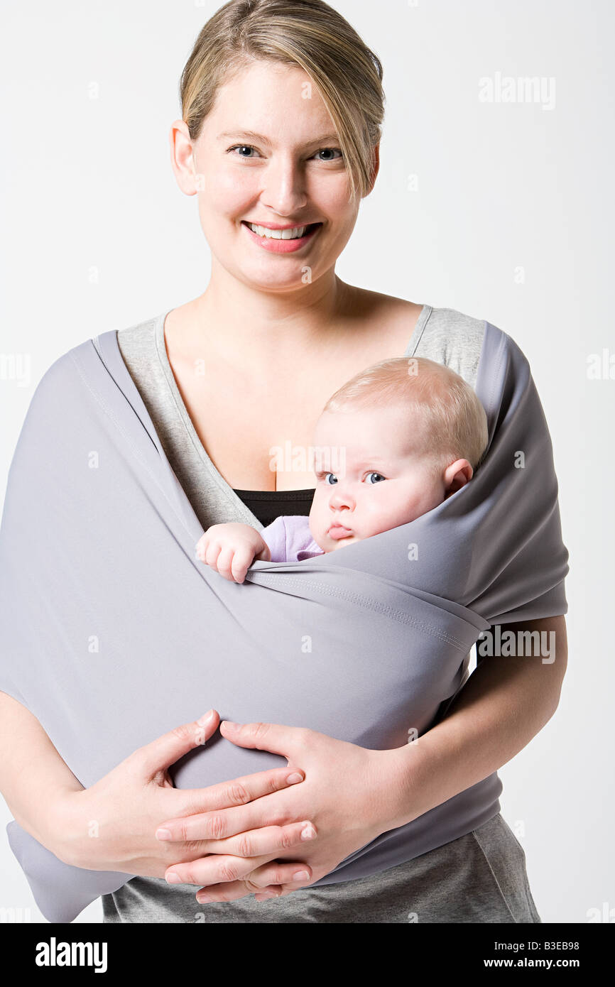 Baby in a sling fotografías e imágenes de alta resolución - Alamy