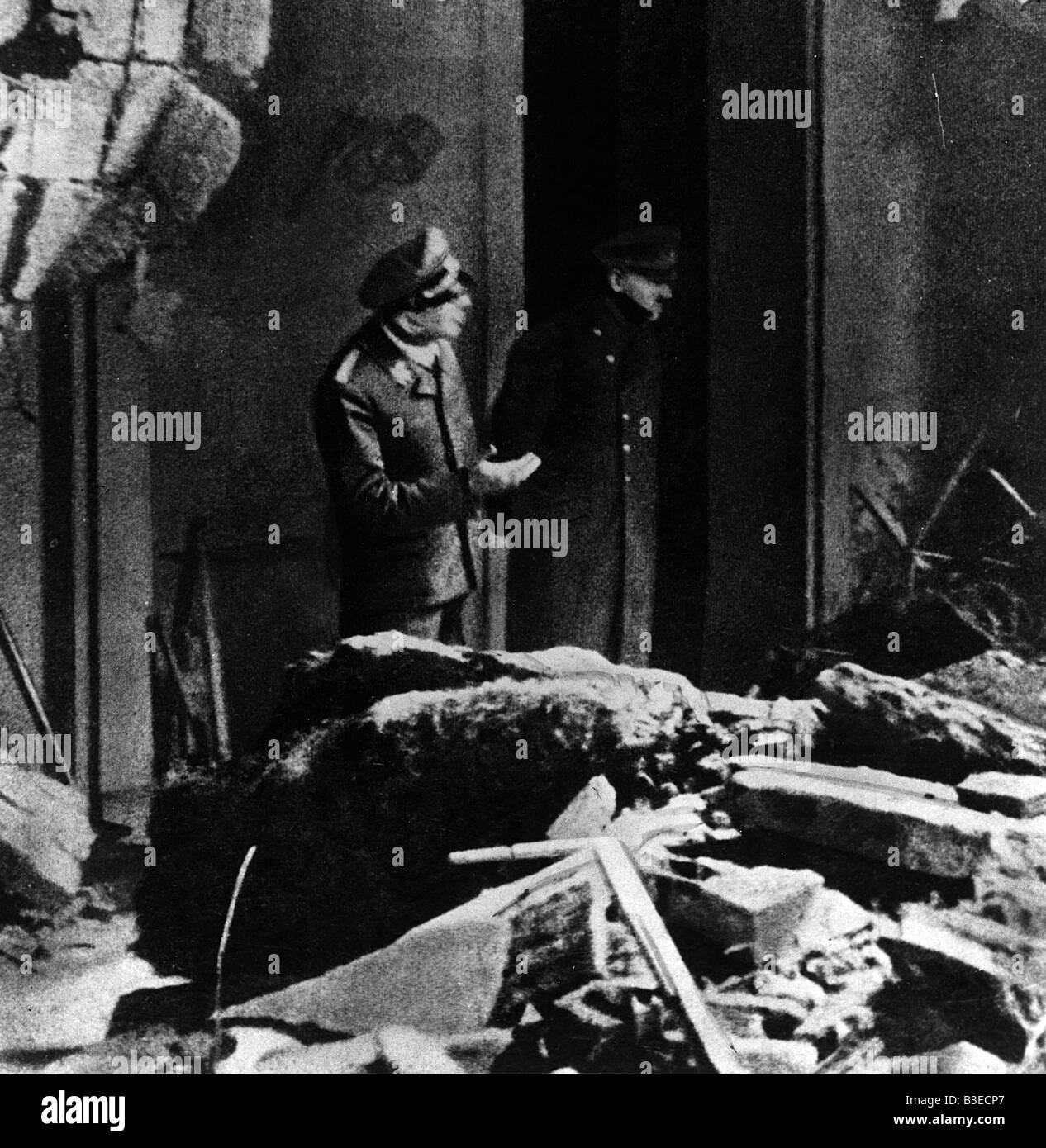 Hitler inspeccionando los escombros / última foto Foto de stock