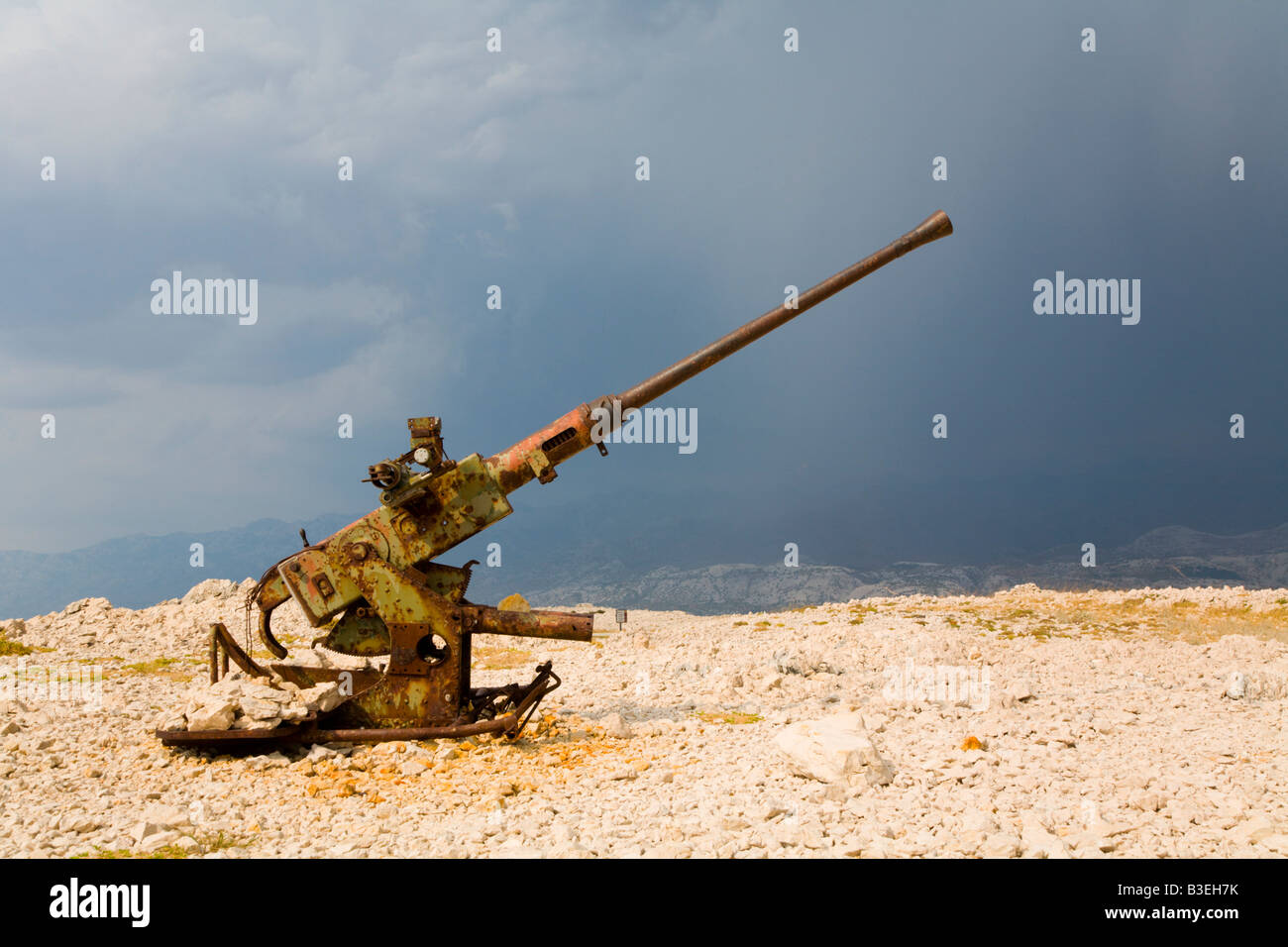 Triste remails de Bofors AA Cannon, de reciente guerra cerca del puente de Pag en Croacia Foto de stock
