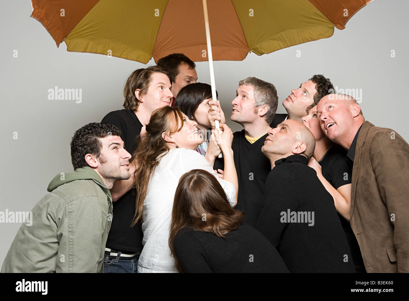 Gente bajo paraguas fotografías e imágenes de alta resolución - Alamy