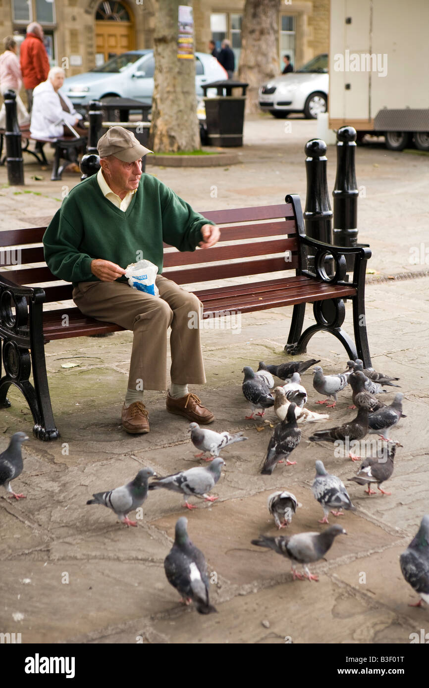 el-centro-de-la-ciudad-de-chesterfield-derbyshire-reino-unido-mercado-anciano-dandole-de-comer-a-las-palomas-con-migas-b3f01t.jpg