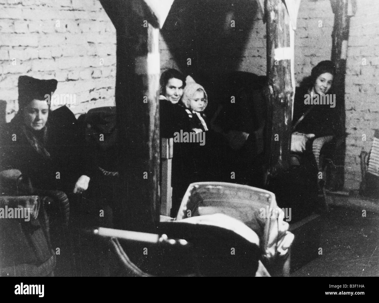 Los berlineses en refugio antiaéreo / 1945 Foto de stock