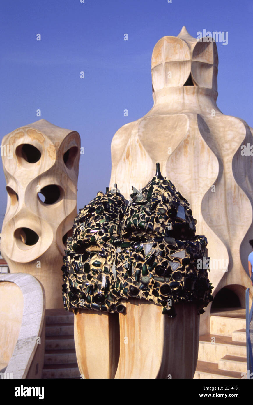 Decoradas con mosaicos de vidrio negro jefe guerrero y chimenea curvatious  formas de Antoni Gaudí, La Pedrera, Casa Milá, Barcelona, Spa Fotografía de  stock - Alamy