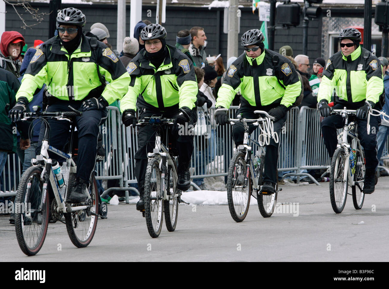 La policía patrulla en bicicleta, Boston, Massachusetts Foto de stock