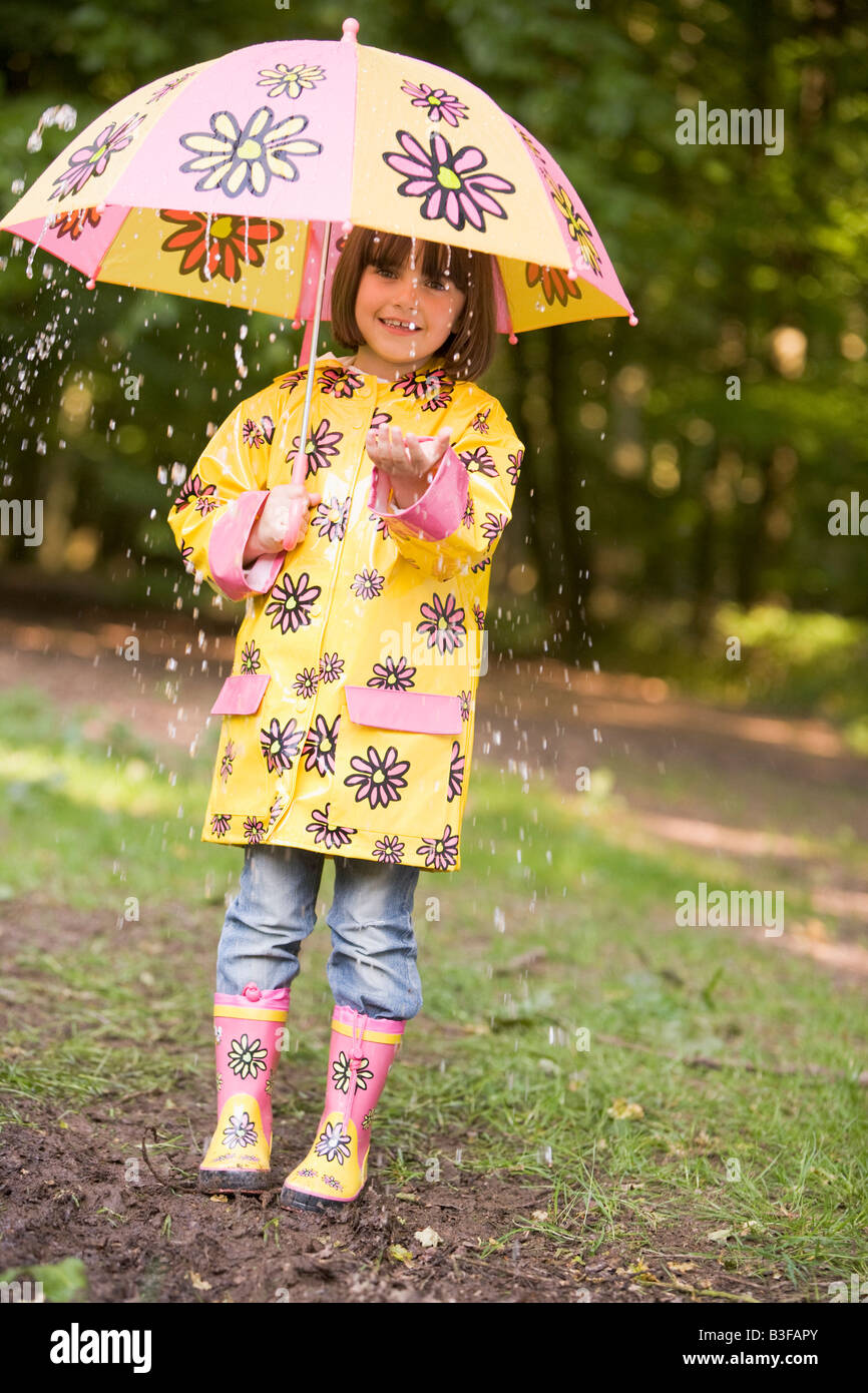 Mujer En Capa Impermeable Debajo Del Paraguas Imagen de archivo - Imagen de  colorido, abrigo: 122622697